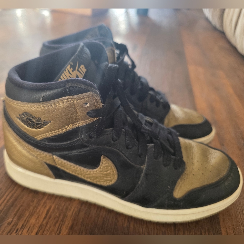 Nike Air Jordan 1 Mid Black Metallic Gold Size Men 7 Womens 8.5